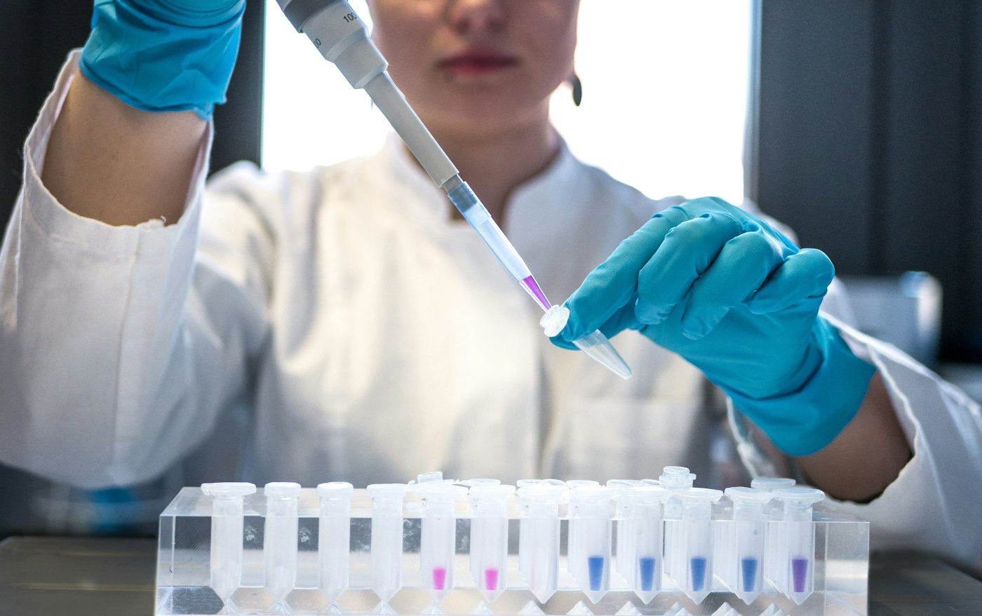 Analista de laboratorio agropecuario cargando una muestra con micropipeta para su análisis
